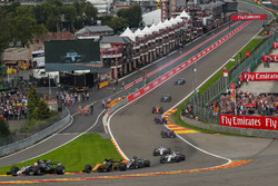 Kevin Magnussen, Haas F1 Team VF-17 at the start of the race