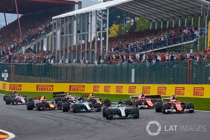 Lewis Hamilton, Mercedes AMG F1 W08, Sebastian Vettel, Ferrari SF70H