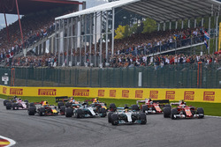 Lewis Hamilton, Mercedes AMG F1 W08, Sebastian Vettel, Ferrari SF70H, the rest of the field at the start