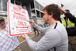 Fernando Alonso firma autógrafos