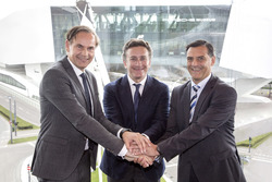 Oliver Blume, CEO de Porsche, Alejandro Agag CEO Fórmula E y Michael Steiner, Porsche
