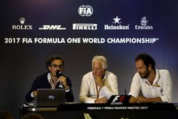 Laurent Mekies, Director de seguridad de la FIA, Charlie Whiting, delegado de la FIA y Matteo Boncia