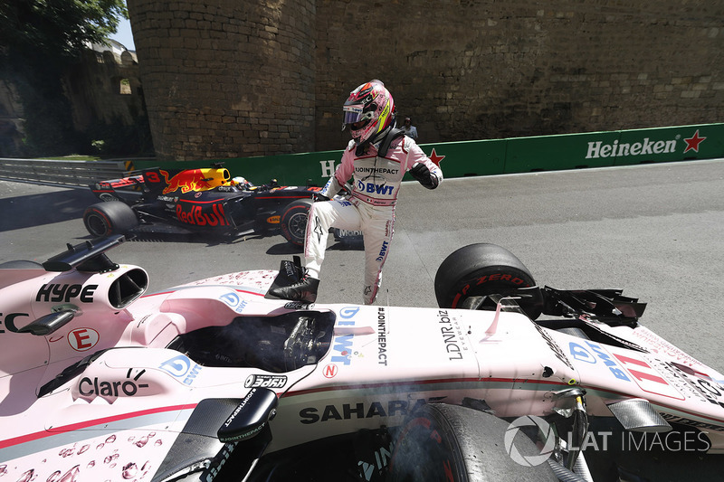 Sergio Pérez, Force India, sale de su coche chocado en FP1, Daniel Ricciardo, Red Bull Racing RB13