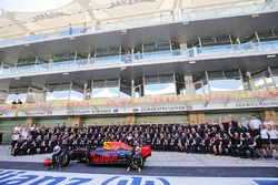 Daniel Ricciardo, Red Bull Racing y Max Verstappen, Red Bull Racing en una fotografía de equipo