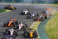 Nico Hulkenberg, Renault Sport F1 Team RS17, leads Sergio Perez, Force India VJM10, Esteban Ocon, Force India VJM10, et Fernando Alonso, McLaren MCL32, pendant que Kevin Magnussen, Haas F1 Team VF-17, et Marcus Ericsson, Sauber C36, se percutent à l'arrière