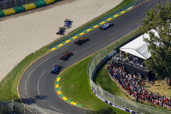Маркус Ерікссон, Sauber C36, та Кевін Магнуссен, Haas F1 Team VF-17, зіткнення на старті