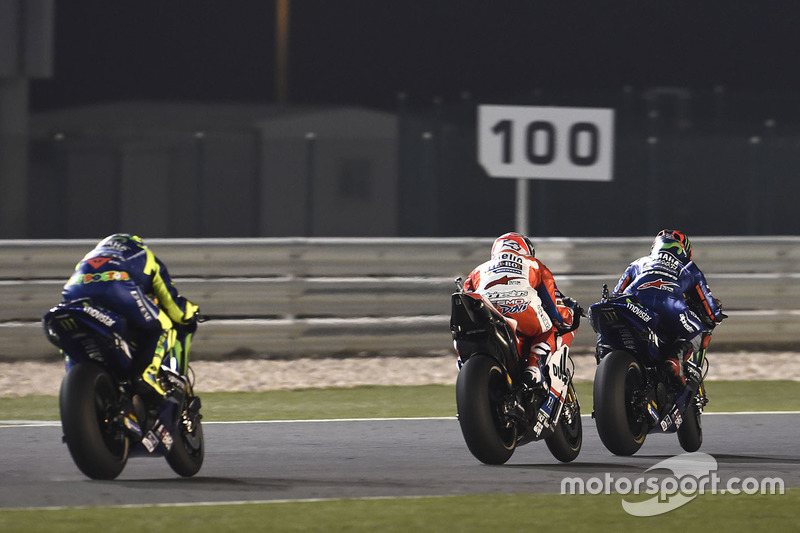 Maverick Viñales au freinage devant Andrea Dovizioso et Valentino Rossi