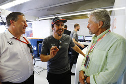 Zak Brown, directeur exécutif McLaren Technology Group, Fernando Alonso, McLaren, Michael Douglas, acteur