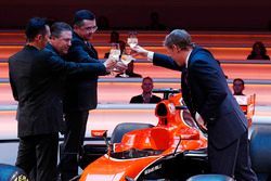 Yusuke Hasegawa, Senior Managing Officer, Honda, Zak Brown, Executive Director McLaren Technology Group, Eric Boullier, Racing Director, McLaren, en presentator Simon Lazenby brengen een toost uit op de McLaren MCL32