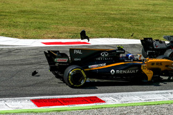 Jolyon Palmer, Renault Sport F1 Team RS17 and Romain Grosjean, Haas F1 Team VF-17 collide