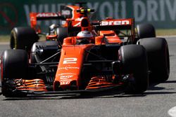 Stoffel Vandoorne, McLaren MCL32, Fernando Alonso, McLaren MCL32