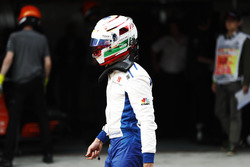 Antonio Giovinazzi, Sauber C36, camina hacia su garaje tras estrellarse