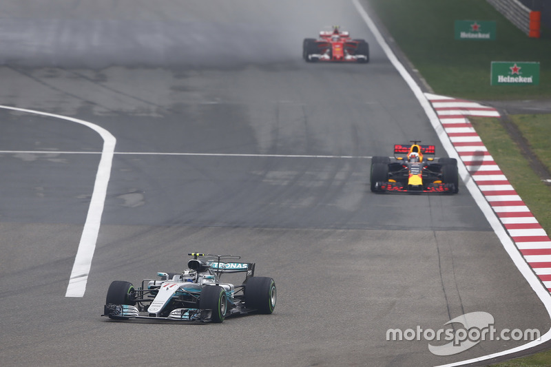Na China, teve seu primeiro tropeço: rodou atrás do safety car e teve um resultado discreto, fechando apenas em sexto.