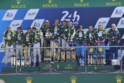 Podium: racewinnaars Timo Bernhard, Earl Bamber, Brendon Hartley, Porsche Team, tweede plaats Ho-Pin