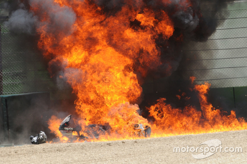 La moto en fuego de Eugene Laverty, Milwaukee Aprilia World Superbike Team