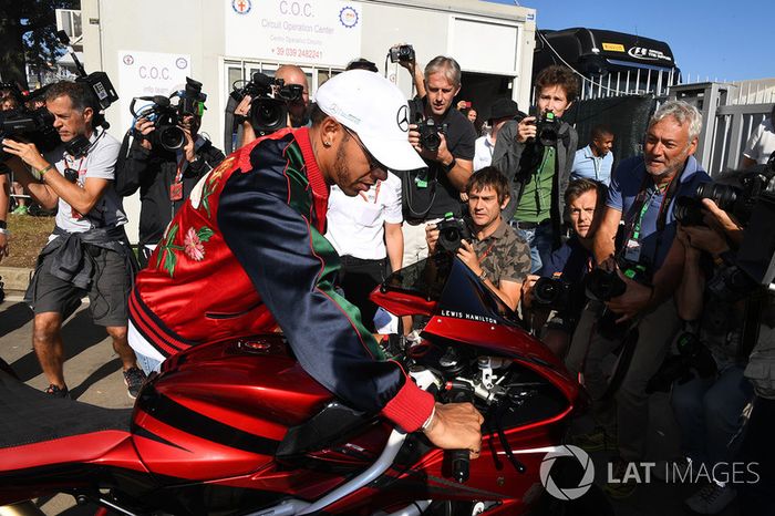 Lewis Hamilton, Mercedes AMG F1 llega al circuito en su moto
