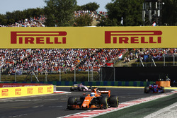 Fernando Alonso, McLaren MCL32, Carlos Sainz Jr., Scuderia Toro Rosso STR12 en Sergio Perez, Sahara
