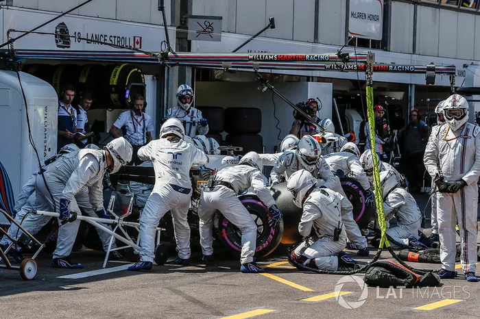Felipe Massa, Williams FW40 fa un pitstop