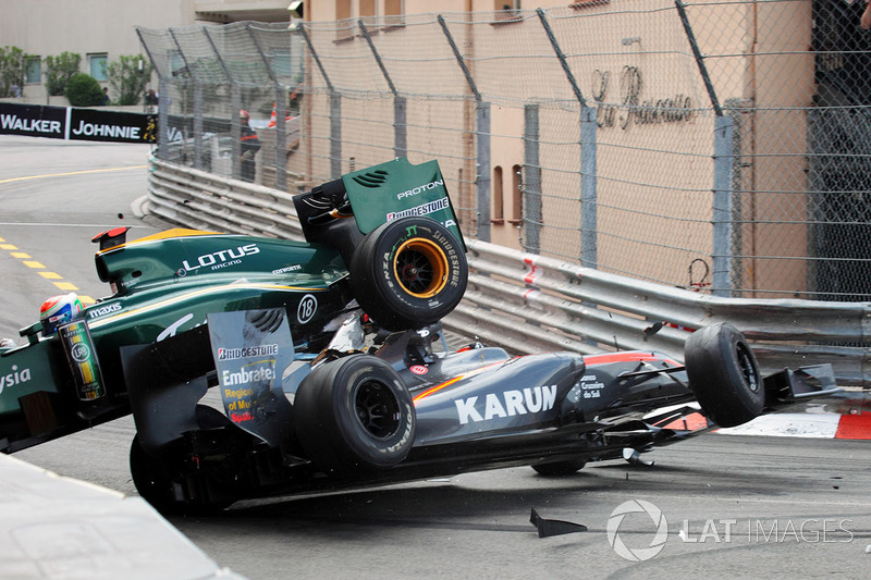 Crash: Karun Chandhok, Hispania Racing F1 Team HRTF1; Jarno Trulli, Lotus T127