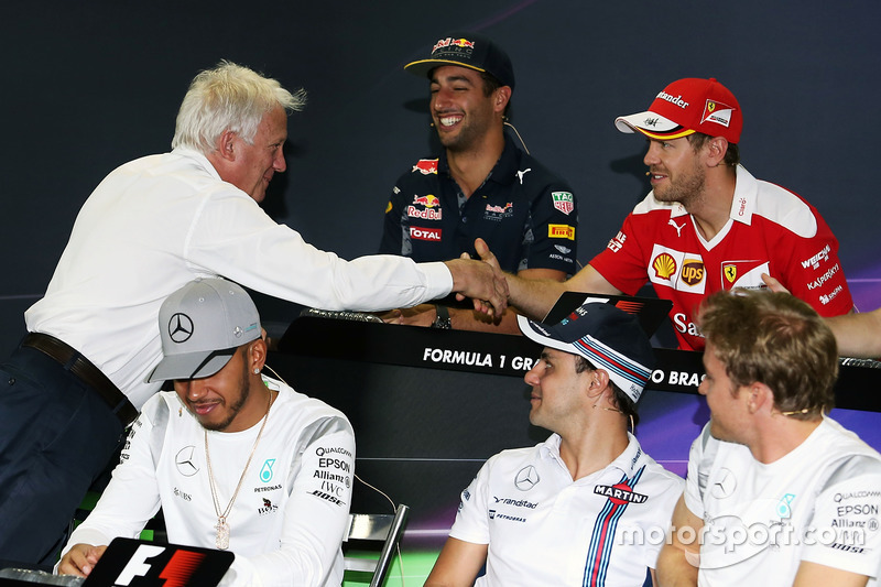 Charlie Whiting da la mano a Sebastian Vettel, Ferrari en la rueda de prensa de la FIA