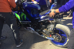 La moto de Valentino Rossi, Yamaha Factory Racing bike après sa chute
