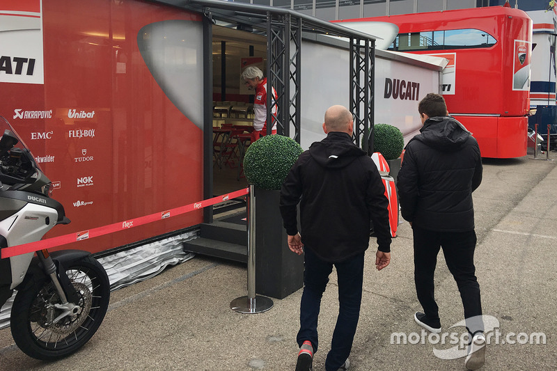 Jorge Lorenzo auf dem Weg ins Ducati-Motorhome