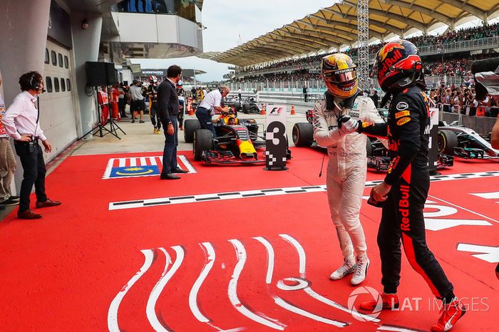 Lewis Hamilton, Mercedes AMG F1, el ganador de la carrera, Max Verstappen, Red Bull Racing, celebran en el parque cerrado.