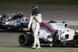 Lance Stroll, Williams FW40, walks away from his crashed car as Valtteri Bottas, Mercedes AMG F1 W08