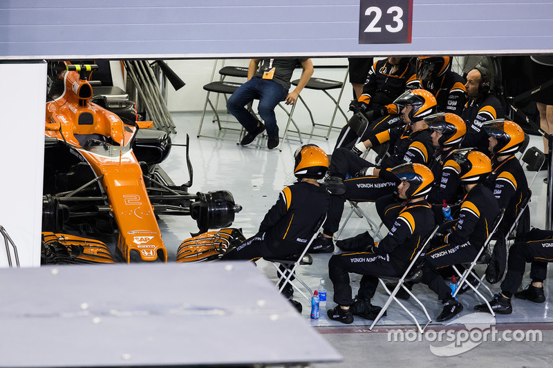 L'équipe McLaren dans le garage