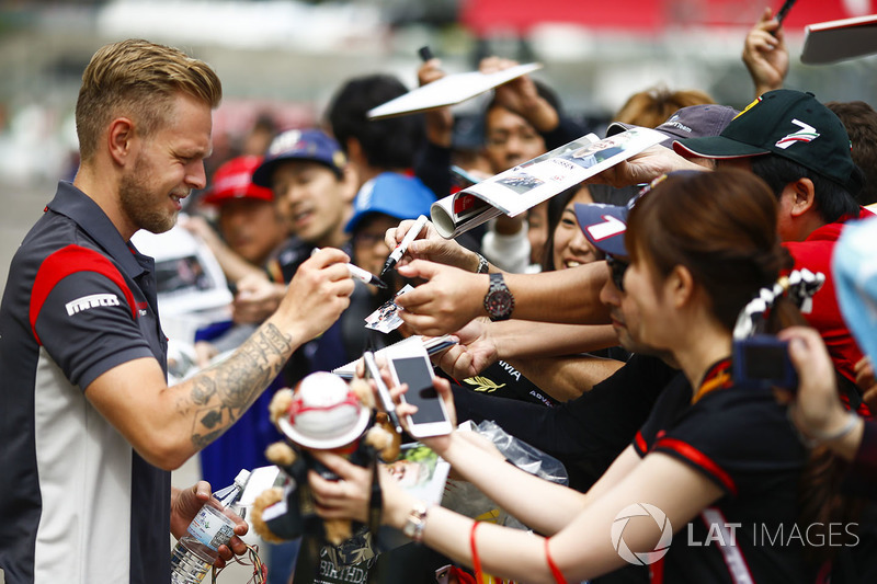 Kevin Magnussen, Haas F1 Team, signs autographs for fans
