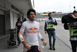 Carlos Sainz Jr., Scuderia Toro Rosso returns to the pits after crashing in FP1