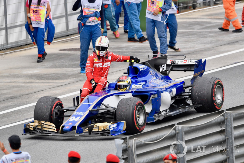 Pascal Wehrlein, Sauber C36 prend Sebastian Vettel, Ferrari en stop