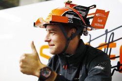 Stoffel Vandoorne, McLaren, with a hat based on his car design