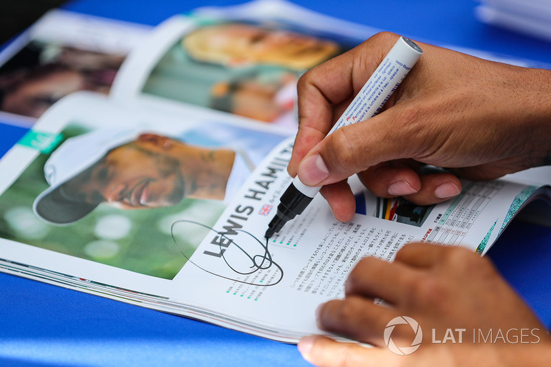 Lewis Hamilton, Mercedes AMG F1 signs autographs for the fans