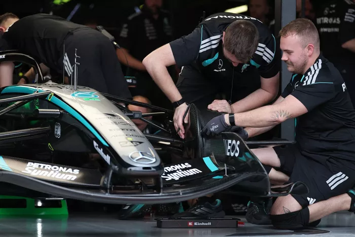 Mecánicos de Mercedes trabajando 