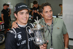 Winnaar Pedro Piquet met Nelson Piquet
