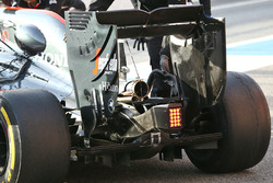 Заднее антикрыло и выхлоп на машине McLaren MP4-31