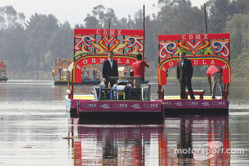 (Izq-Der)Alberto Longo, Co-fundador y Director General de Formula E y Horacio de la Vega, Director General del Indeporte de la Ciudad de México en el Show Car de Formula E a bordo de una trajinera en Xochimilco
