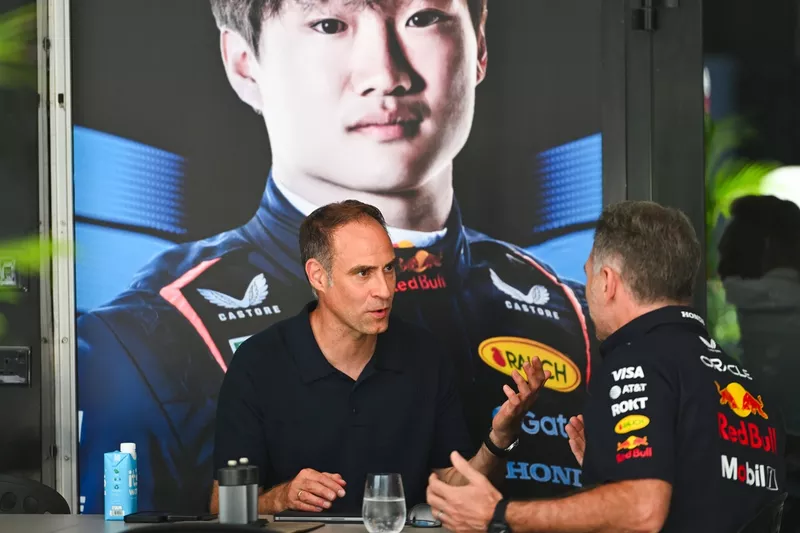Oliver Mintzlaff, directeur général de Red Bull GmbH, Christian Horner, directeur de l'équipe Red Bull Racing