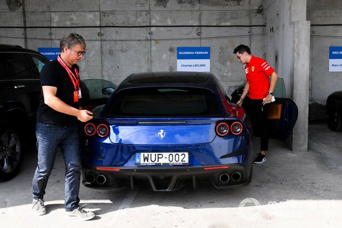 Charles Leclerc, Ferrari llega en un Ferrari al Hungaroring