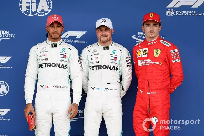 Ganador de la pole Valtteri Bottas, Mercedes AMG F1 segundo Lewis Hamilton, Mercedes AMG F1 y el tercero Charles Leclerc, Ferrari