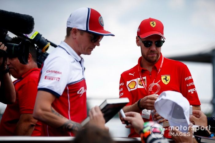 Kimi Raikkonen, Alfa Romeo Racing y Sebastian Vettel, Ferrari en el desfile de pilotos