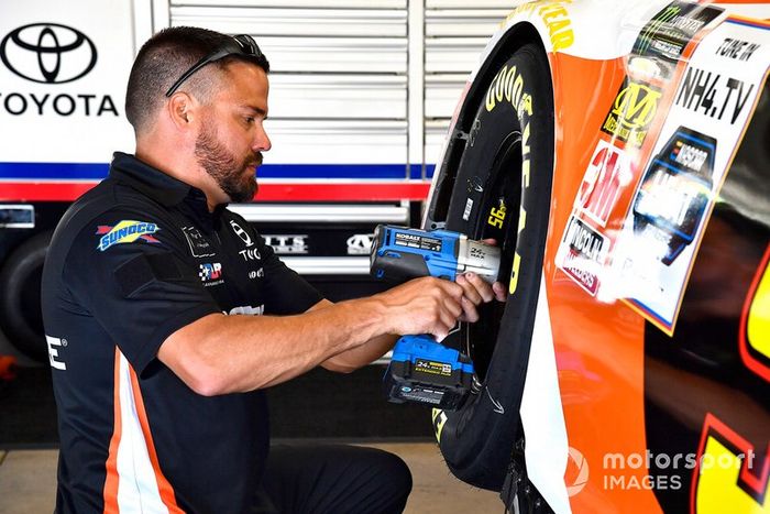  Matt DiBenedetto, Leavine Family Racing, Toyota Camry Procore crew