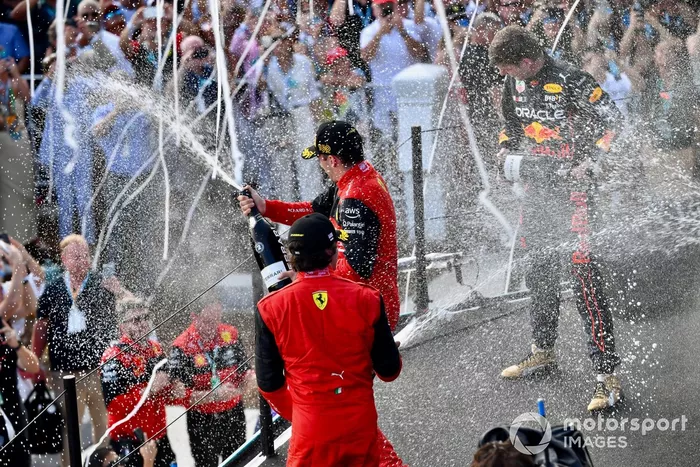 Podio: segundo lugar Charles Leclerc, Ferrari, ganador Max Verstappen, Red Bull Racing, tercer lugar Carlos Sainz, Ferrari