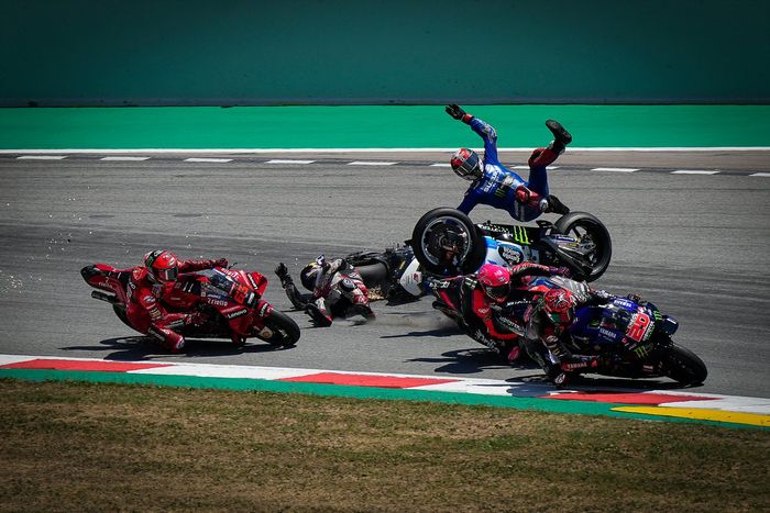 Caída de Takaaki Nakagami, Team LCR Honda y Alex Rins, Team Suzuki MotoGP chocan, Francesco Bagnaia, Ducati Team detrás