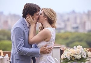 Gabriel Leone como Ayrton Senna, Alice Wegmann como Lilian en Senna