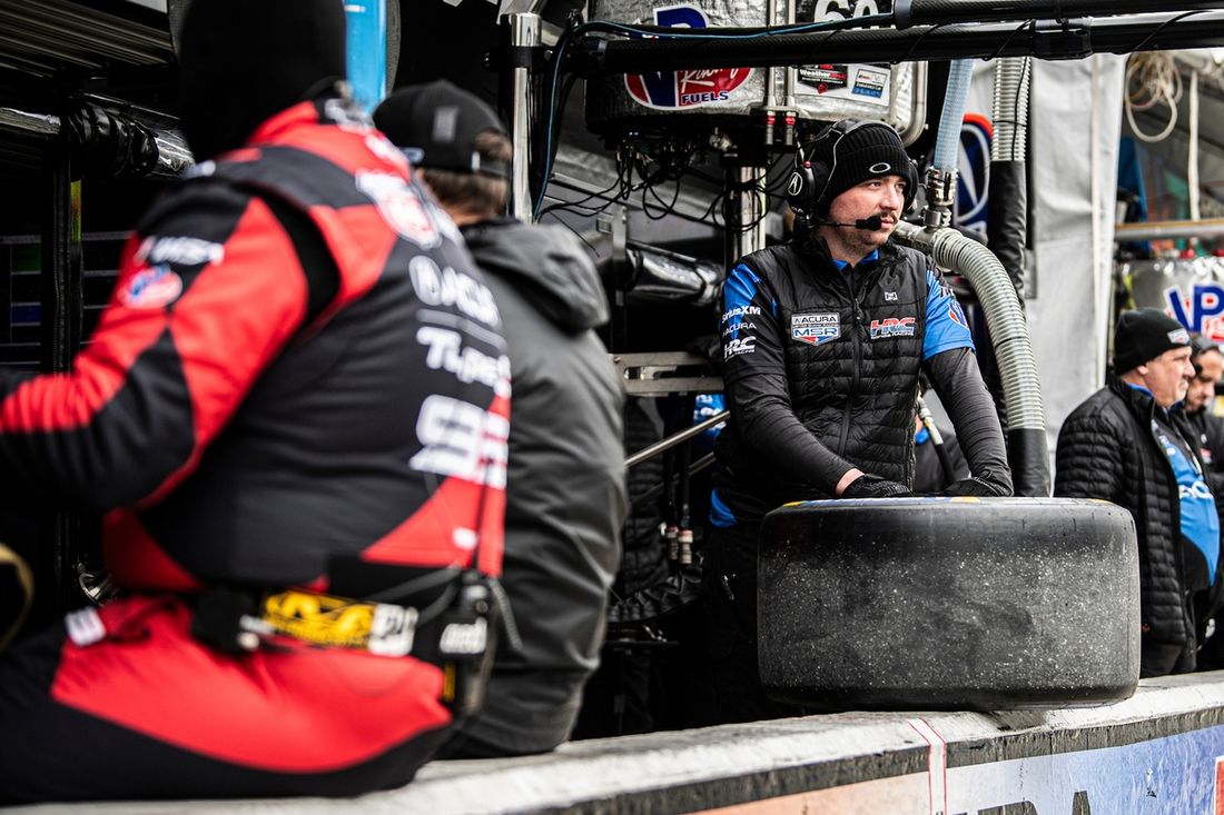 #60 Acura Meyer Shank Racing w/Curb Agajanian Acura ARX-06 pit crew