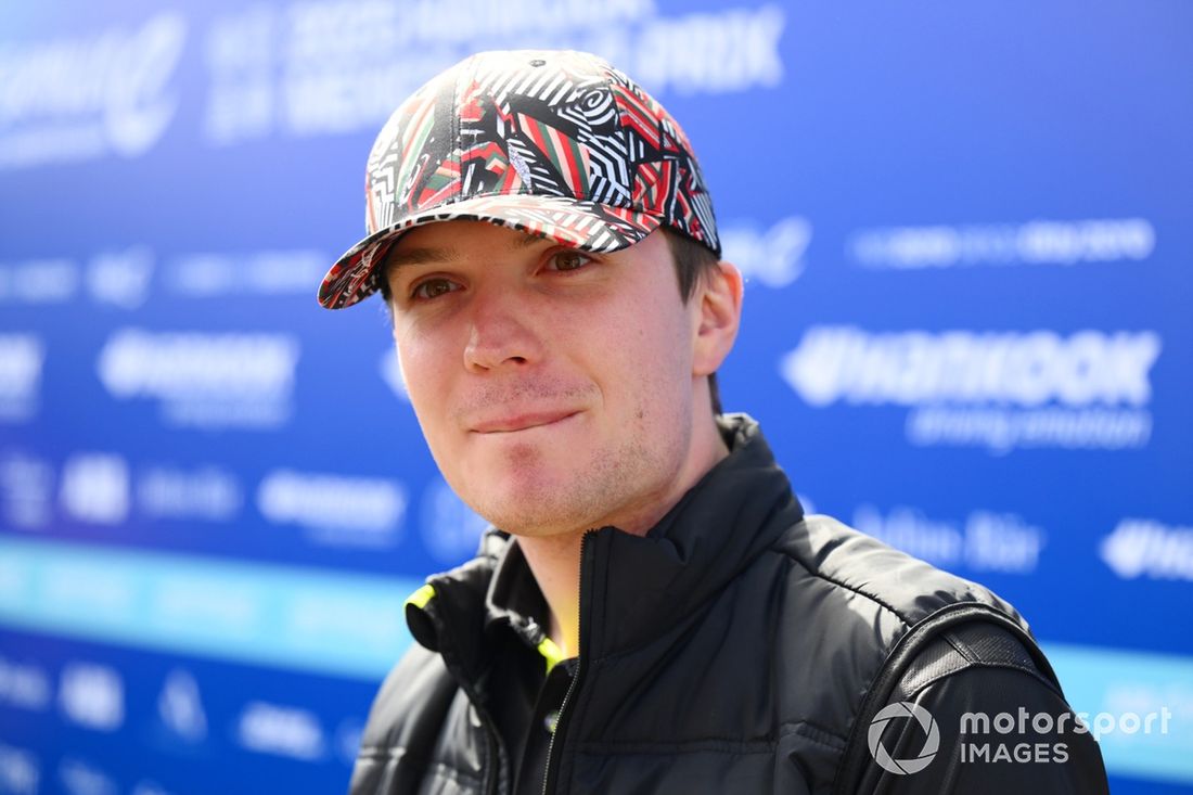 Dan Ticktum , CUPRA KIRO przygląda się z boku