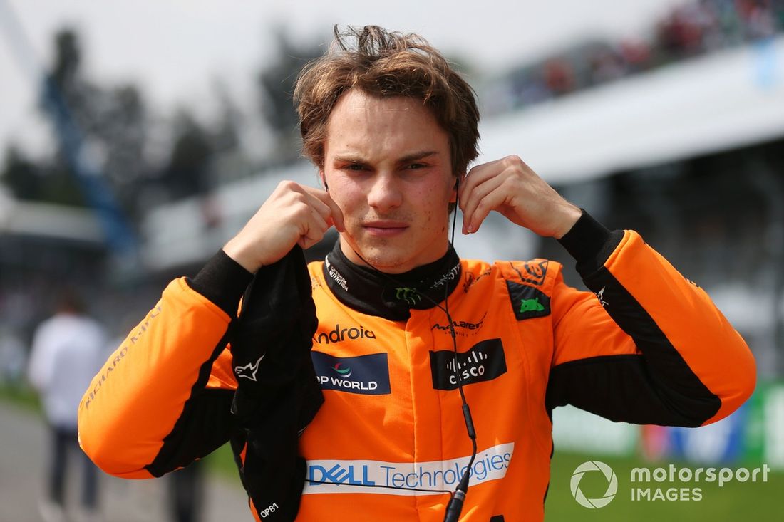 Oscar Piastri, McLaren F1 Team, en la parrilla de salida 