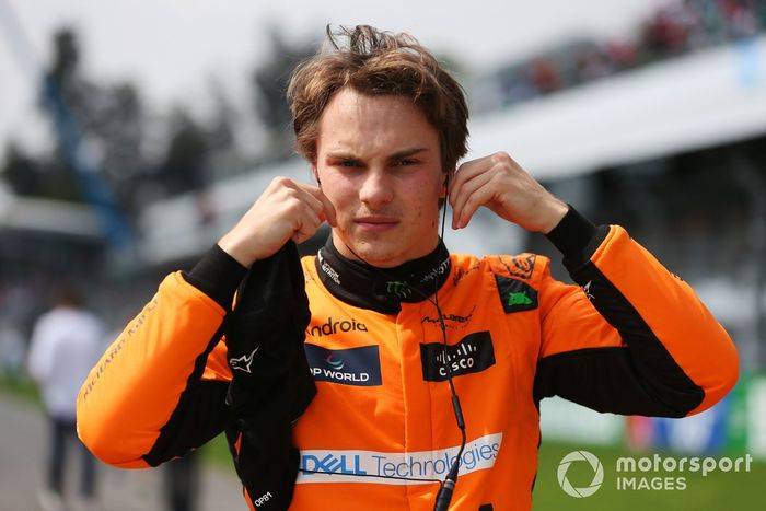 Oscar Piastri, McLaren F1 Team, en la parrilla de salida 